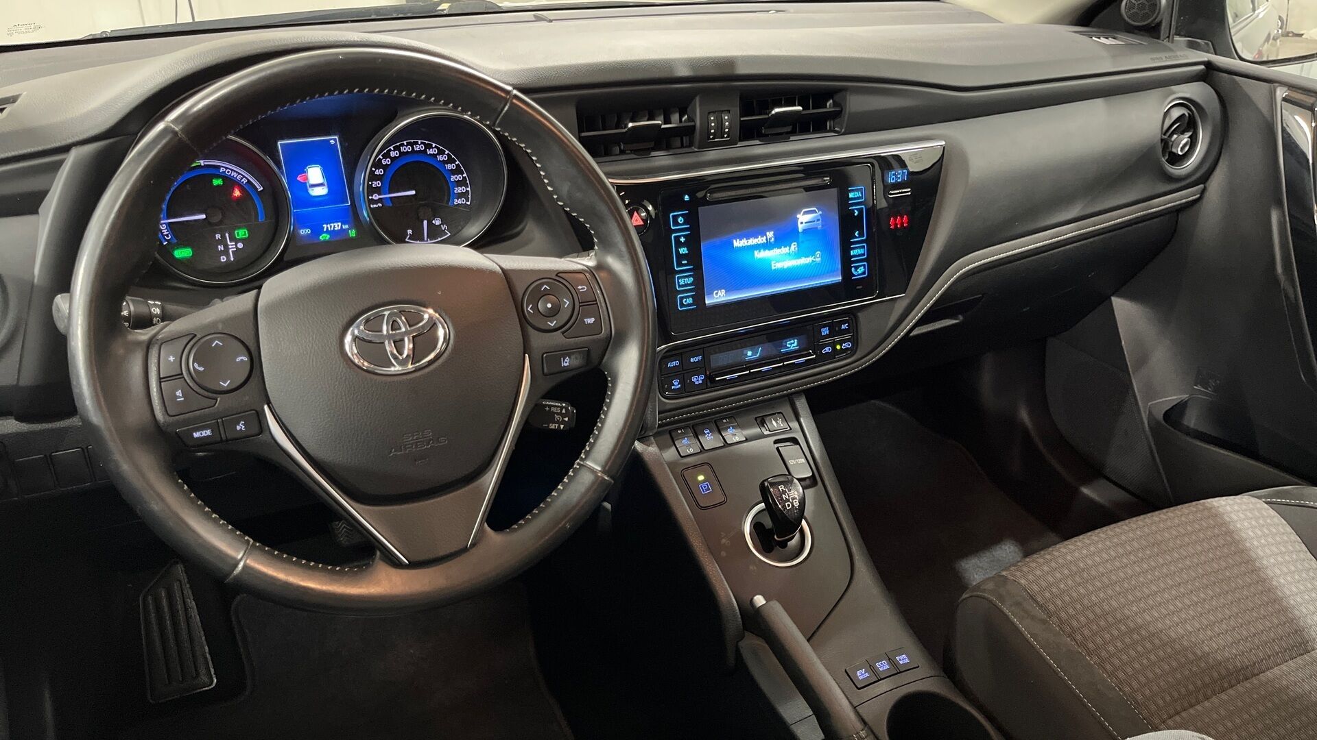 Toyota Auris iso kuva 9