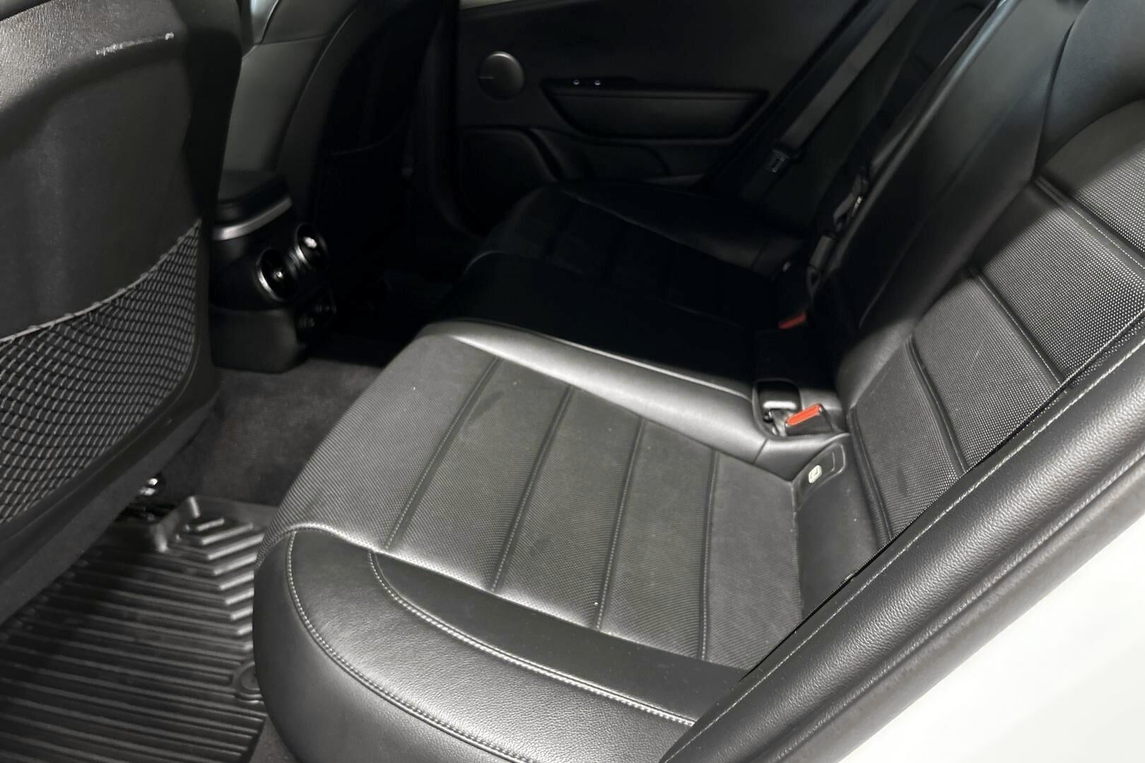 Kia Stinger iso kuva 7