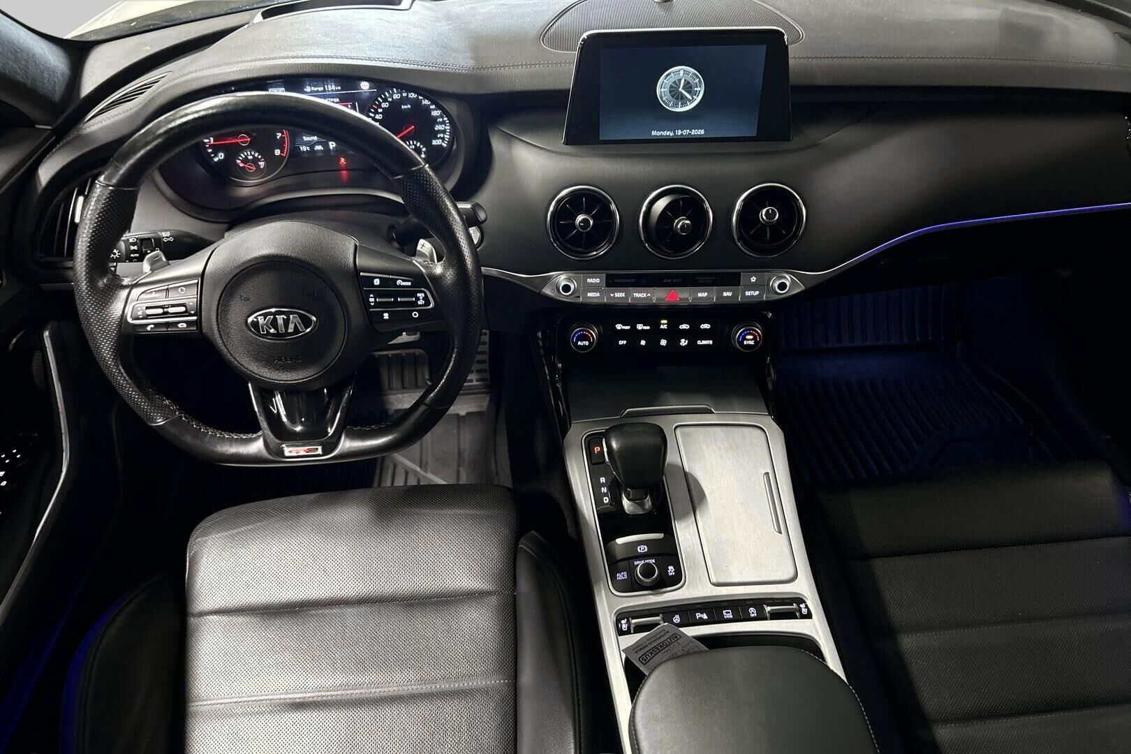 Kia Stinger iso kuva 8