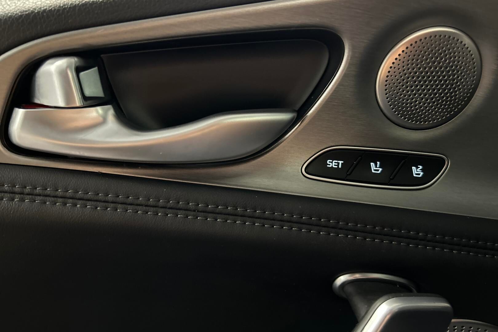Kia Stinger iso kuva 19