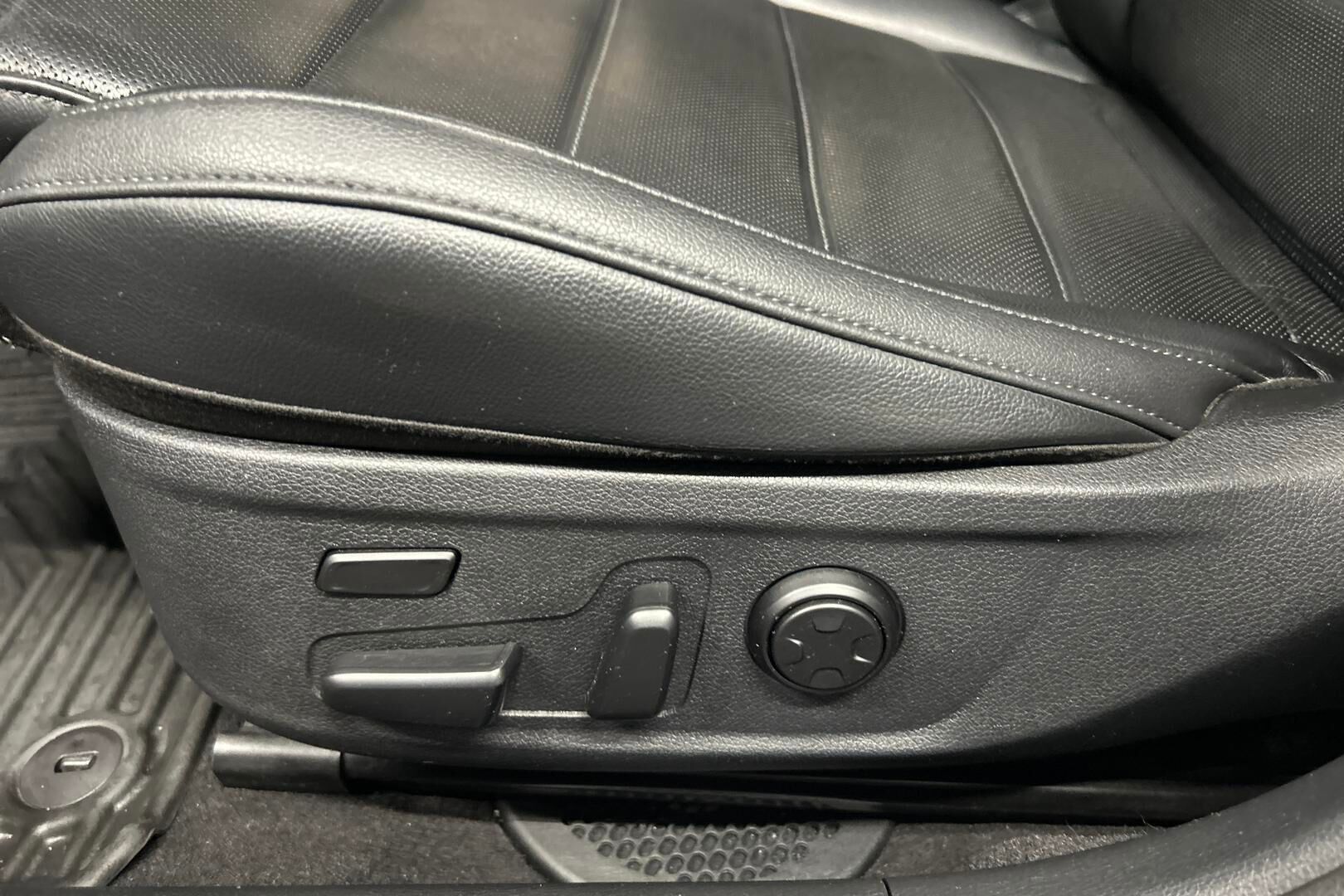 Kia Stinger iso kuva 22