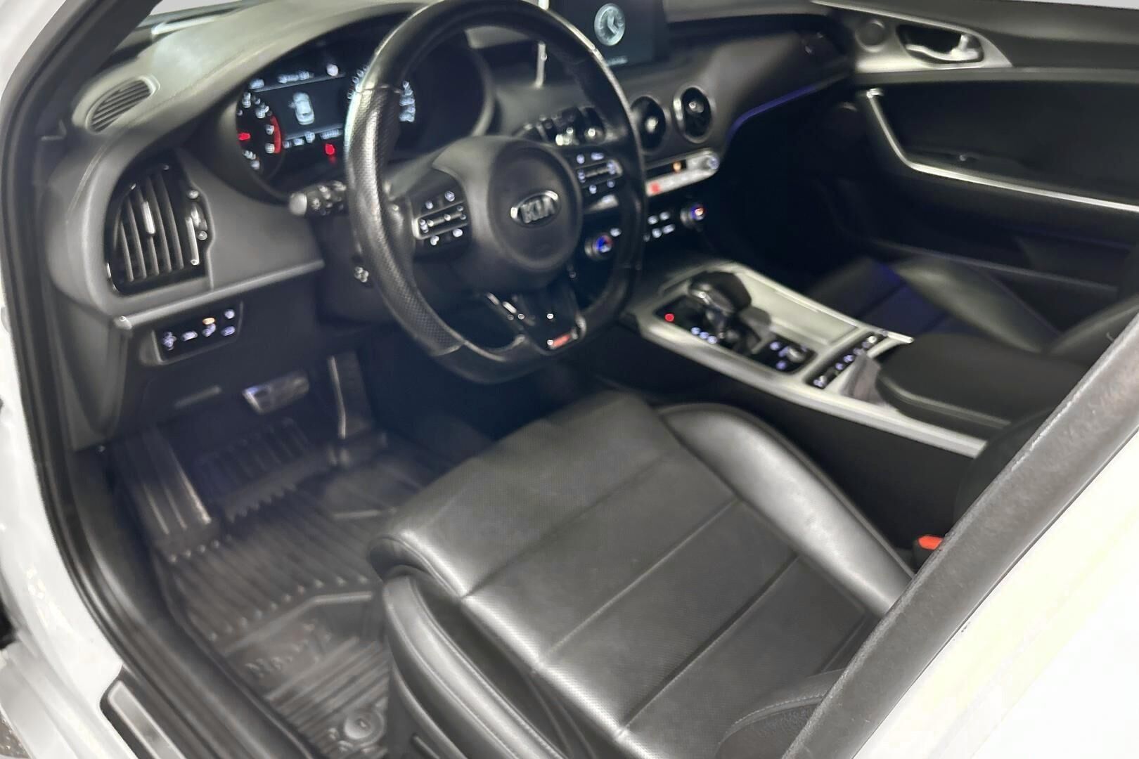 Kia Stinger iso kuva 33