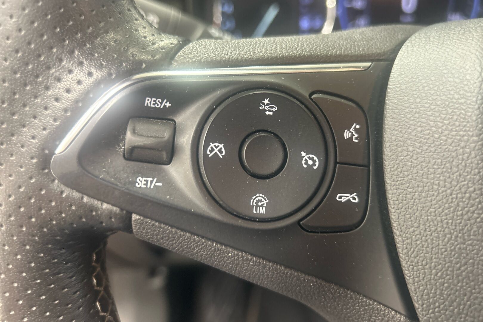 Opel Astra iso kuva 13