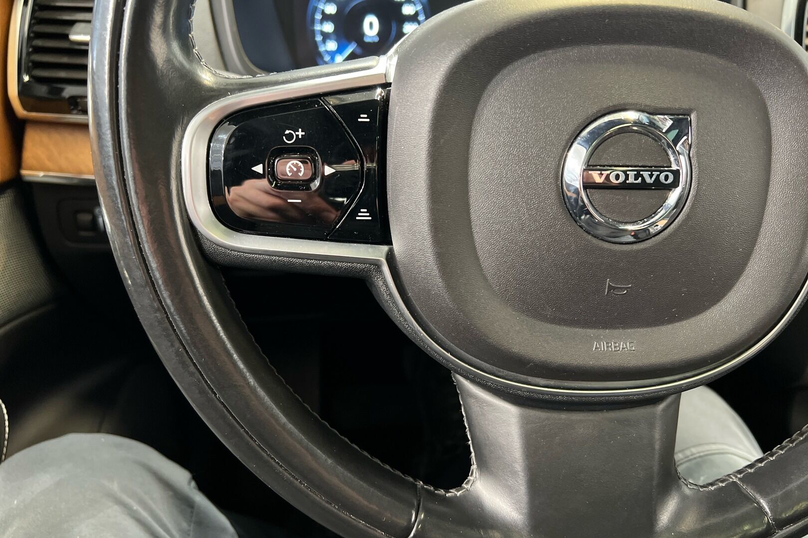 Volvo XC90 iso kuva 17
