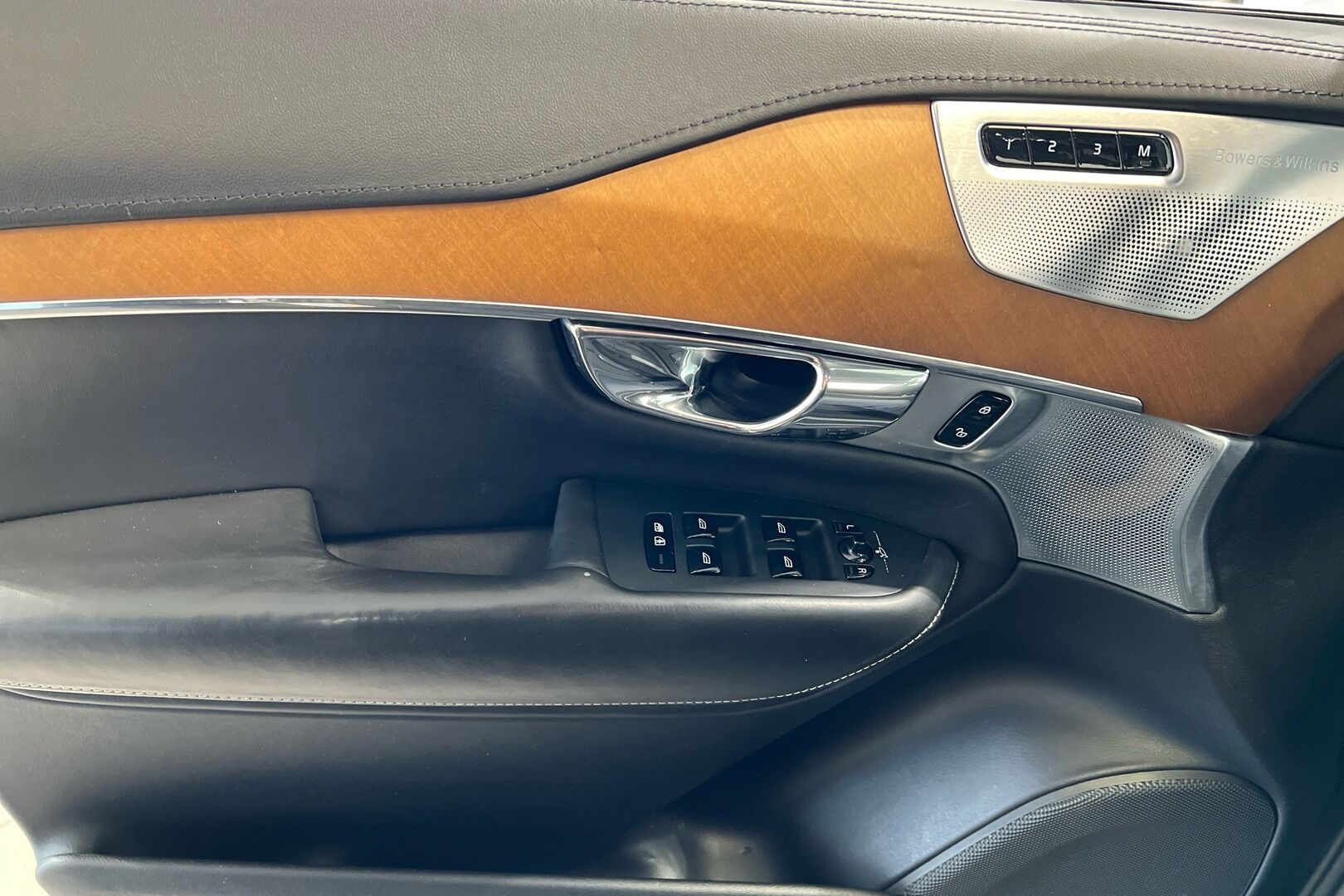 Volvo XC90 iso kuva 27