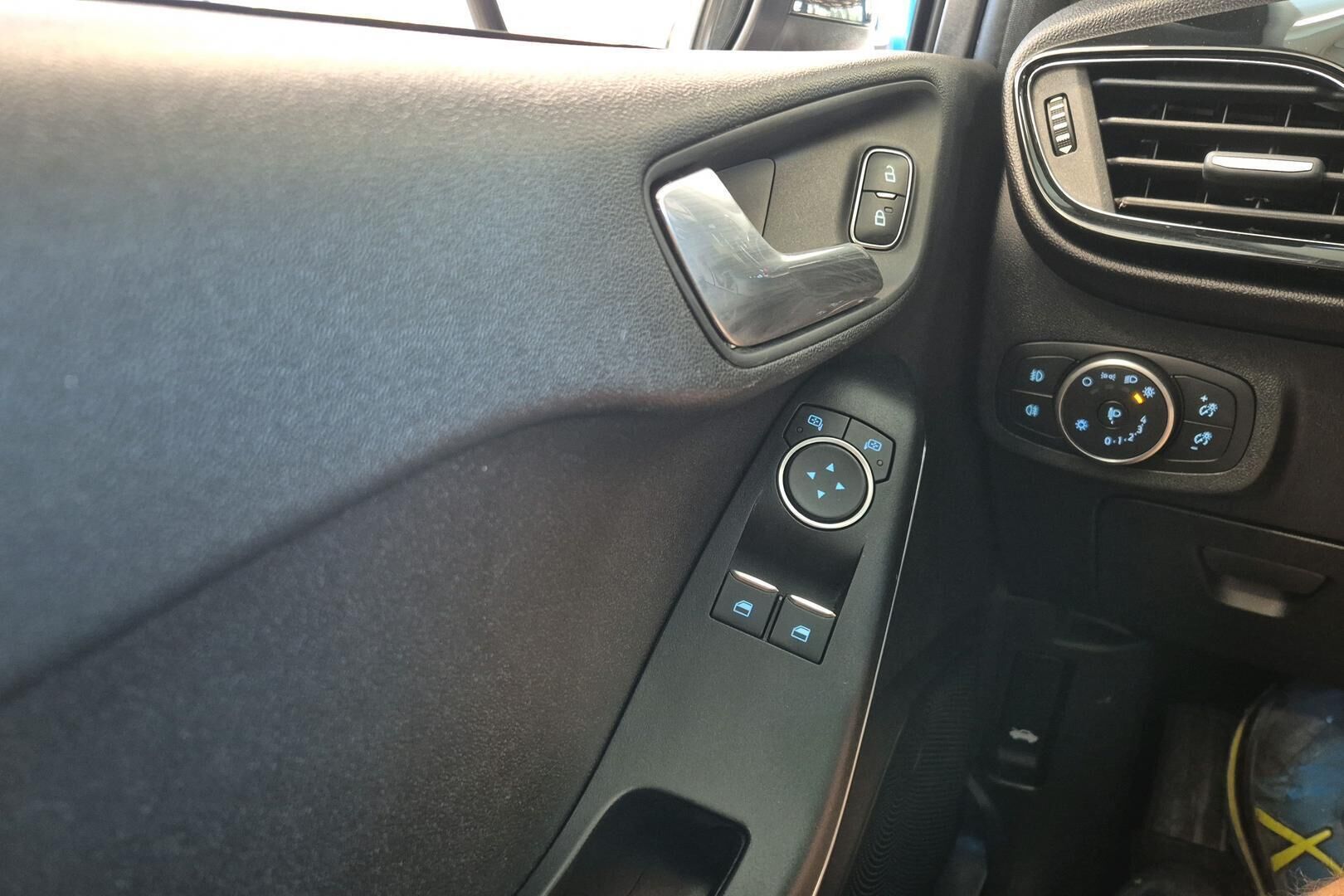 Ford Fiesta iso kuva 14
