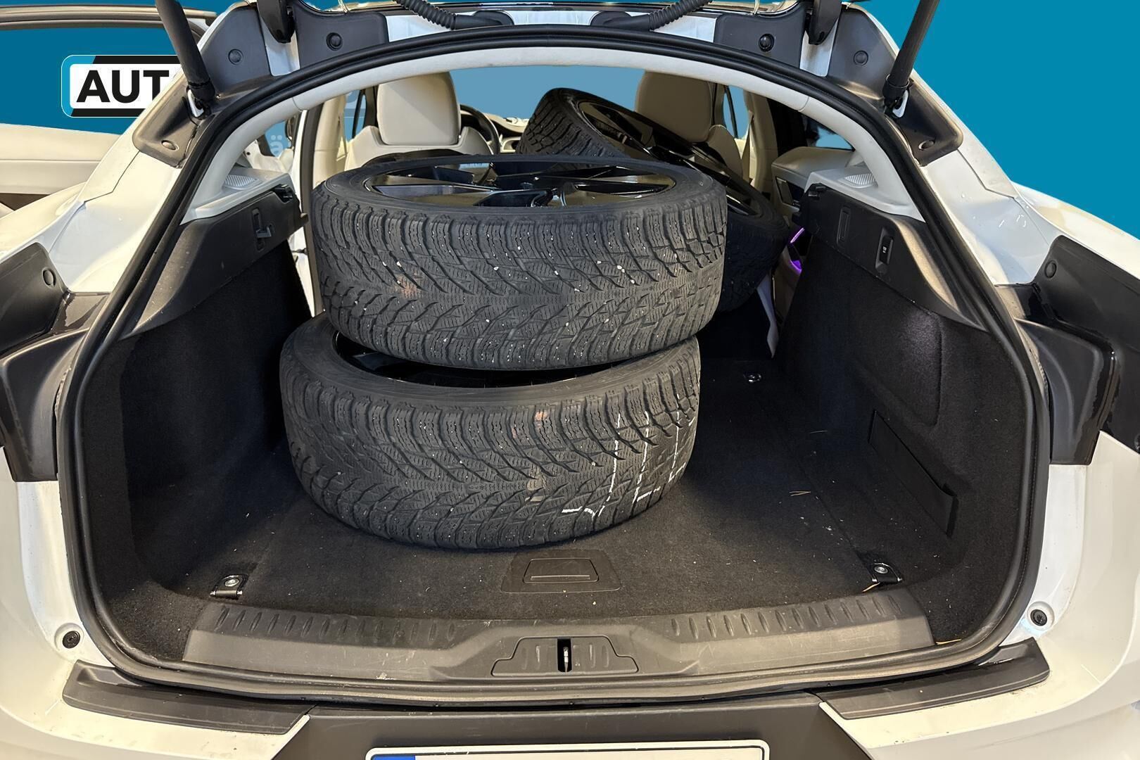 Jaguar I-PACE iso kuva 10