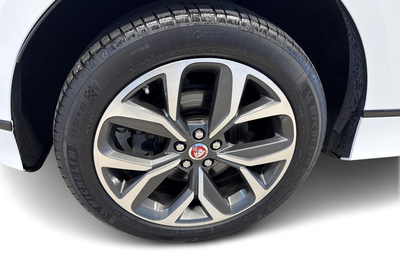 Jaguar I-PACE iso kuva 11