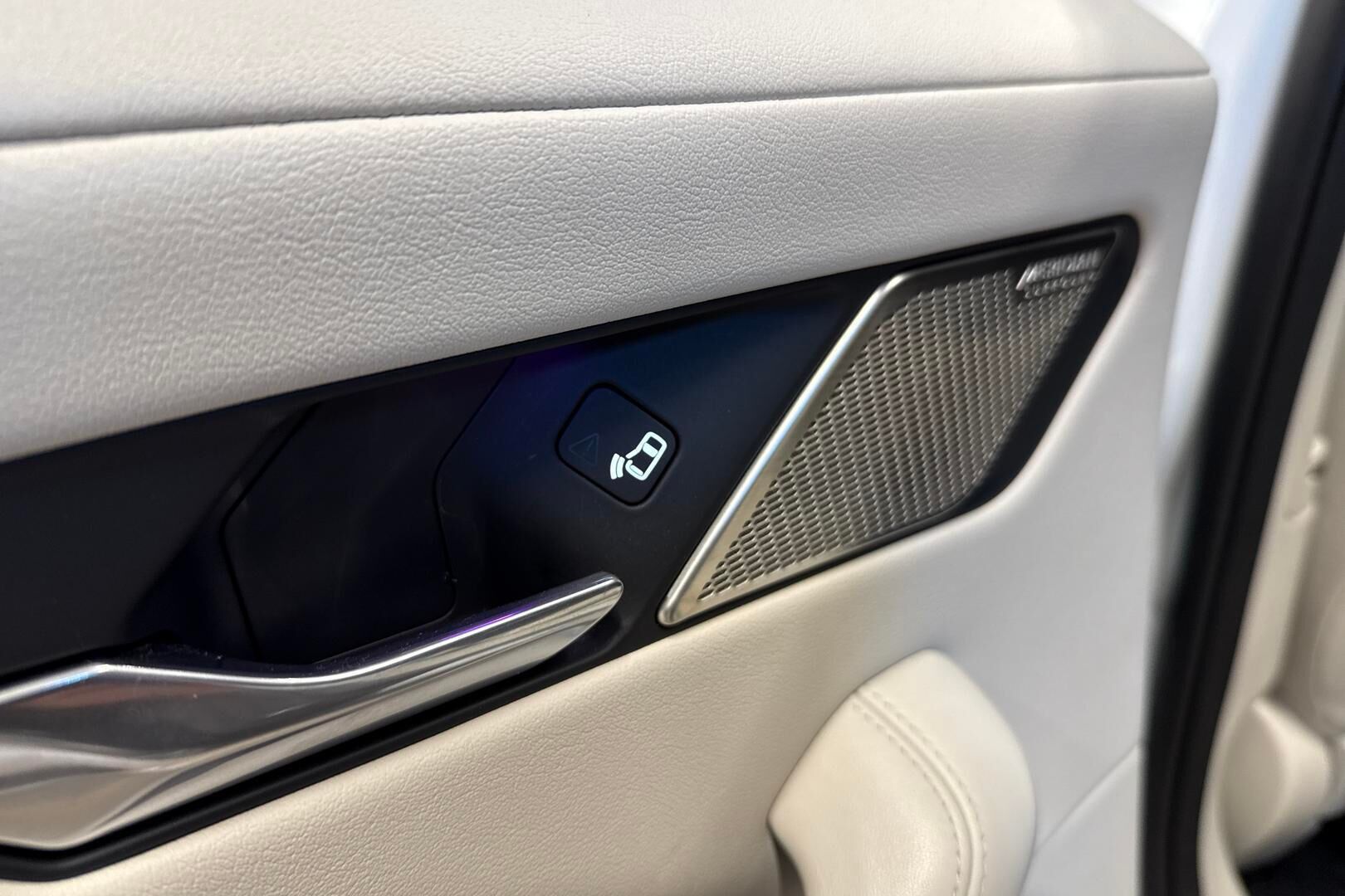Jaguar I-PACE iso kuva 13