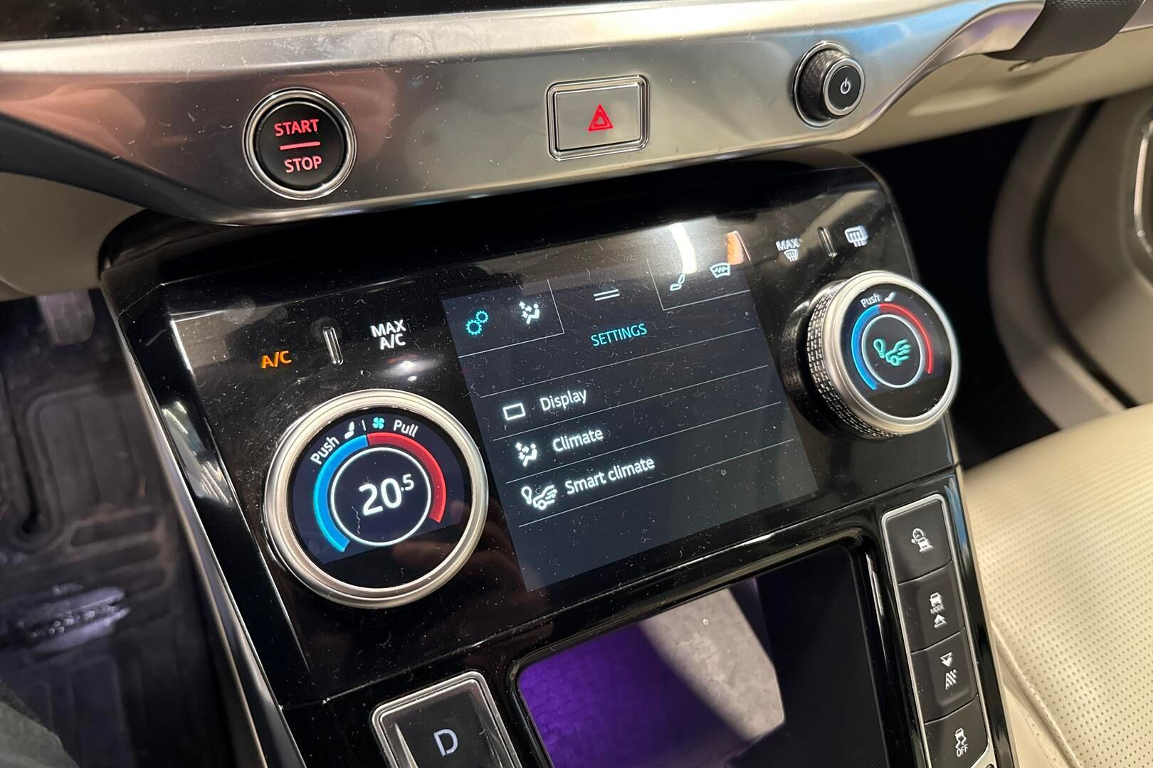 Jaguar I-PACE iso kuva 16