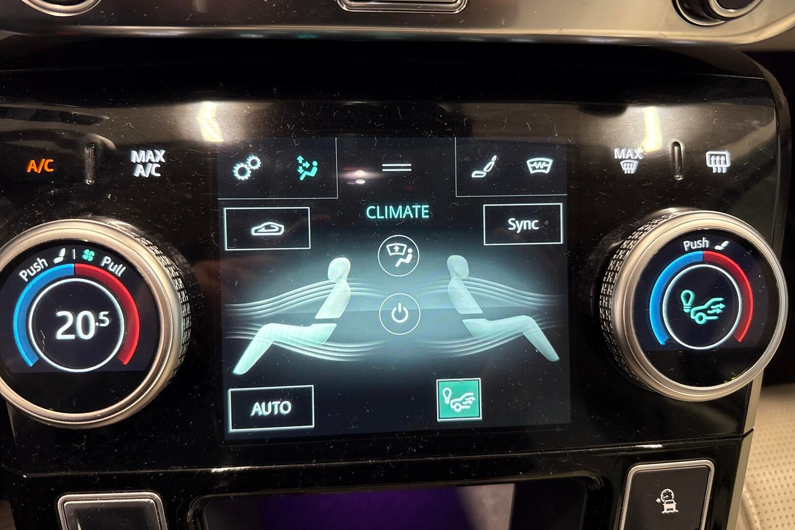 Jaguar I-PACE iso kuva 17