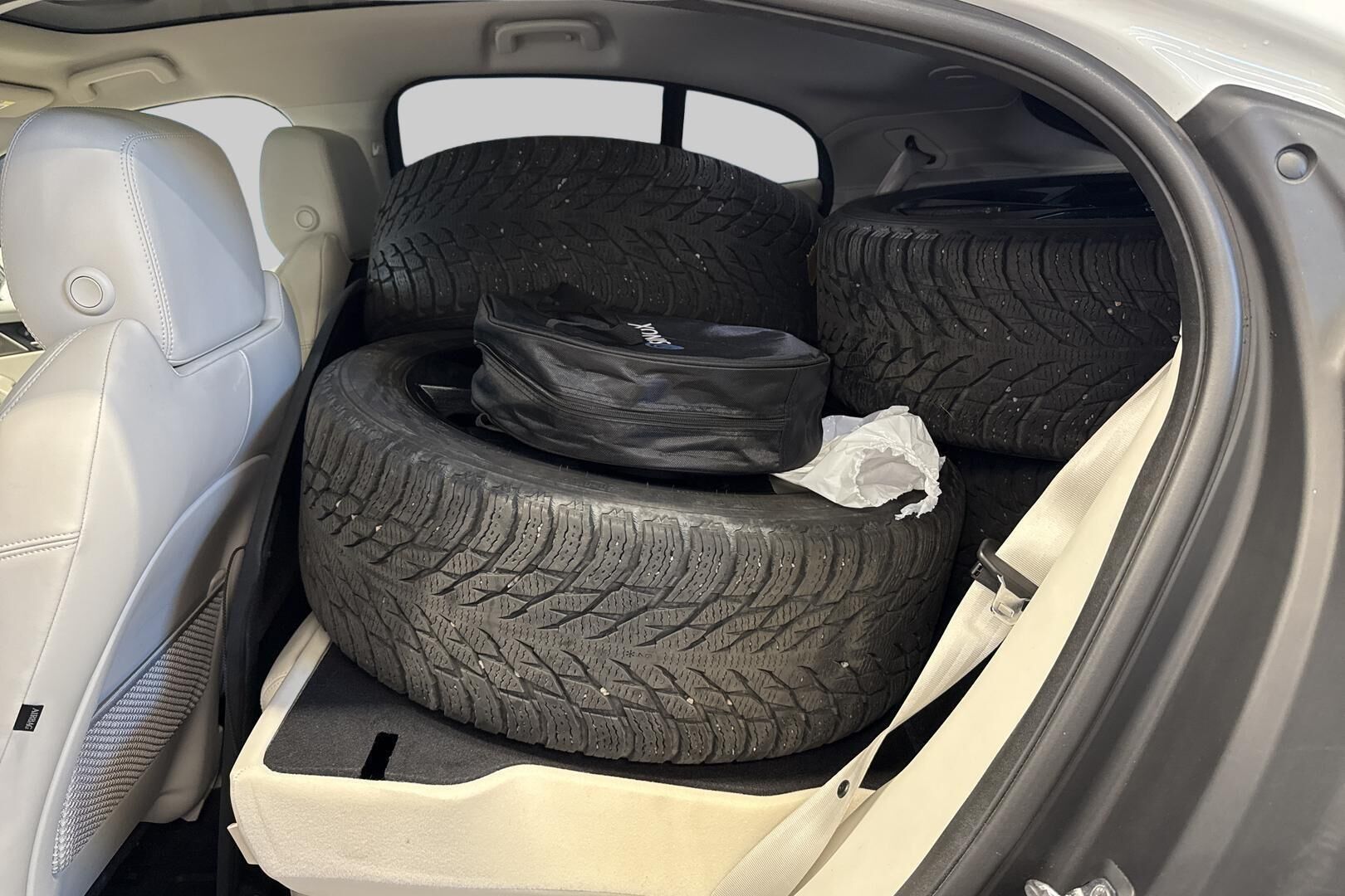 Jaguar I-PACE iso kuva 9