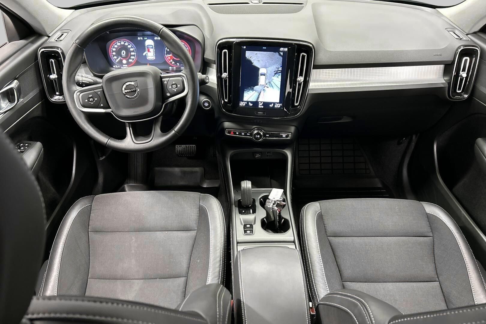 Volvo XC40 iso kuva 8