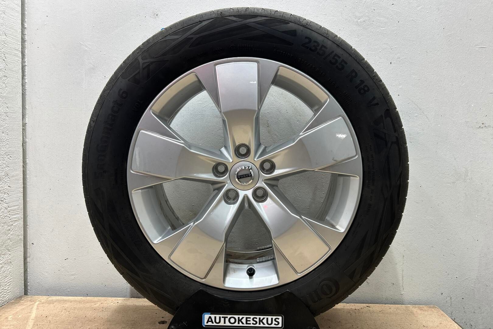 Volvo XC40 iso kuva 10