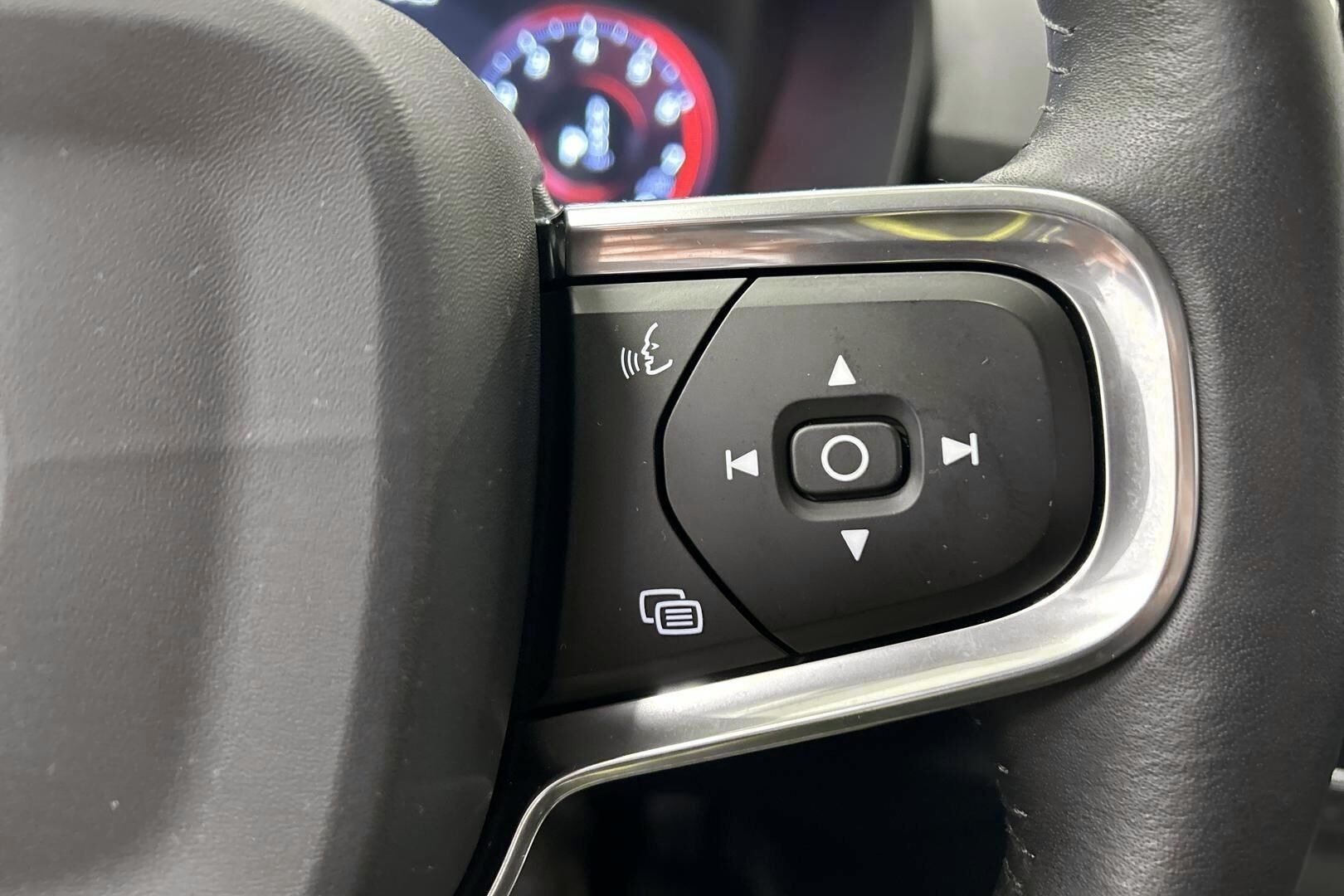 Volvo XC40 iso kuva 12