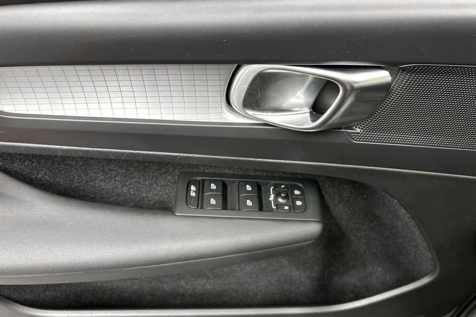 Volvo XC40 iso kuva 16