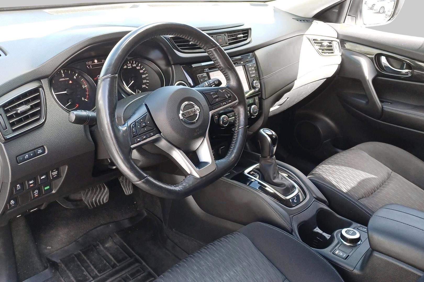 Nissan X-Trail iso kuva 2