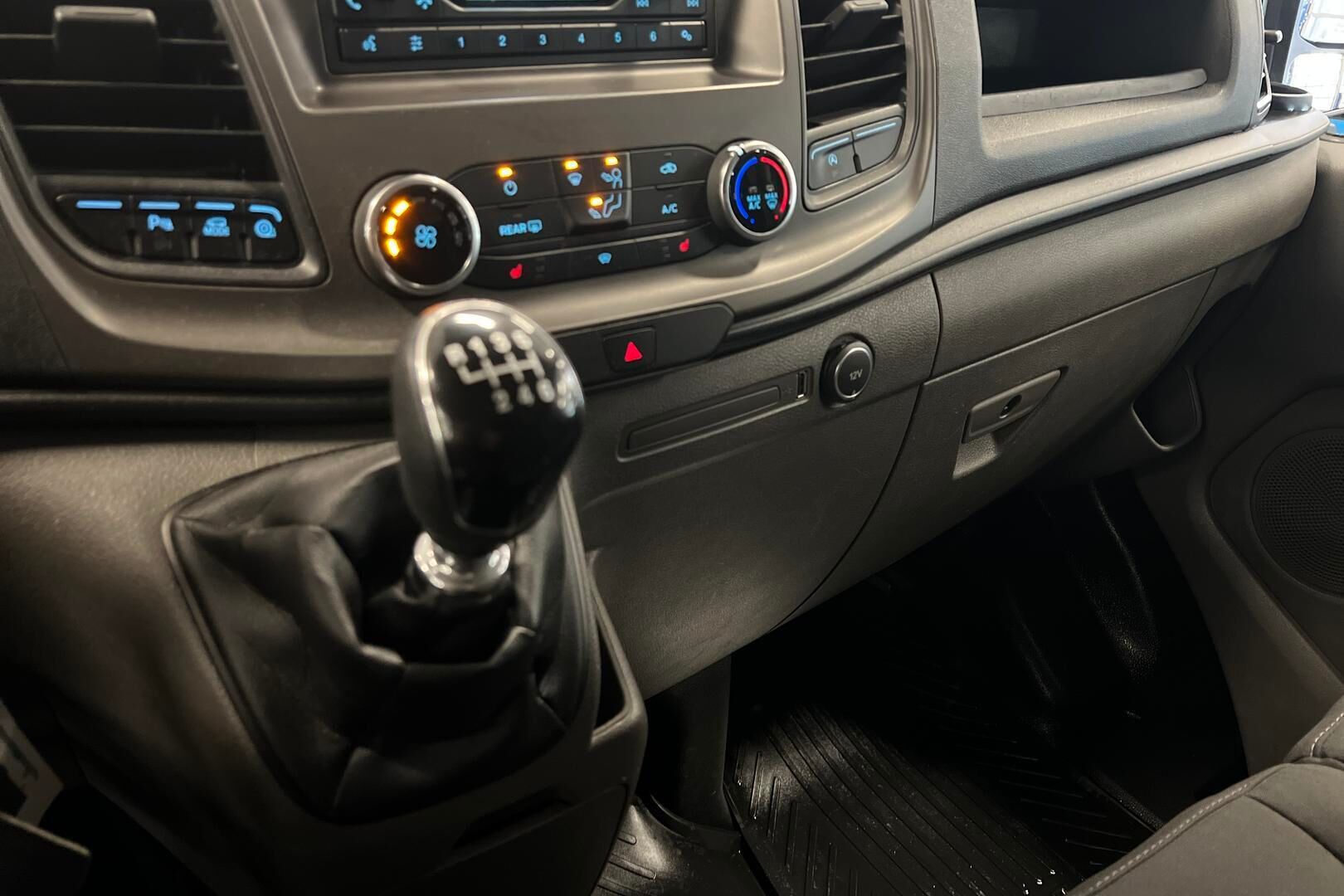 Ford Transit Custom iso kuva 13