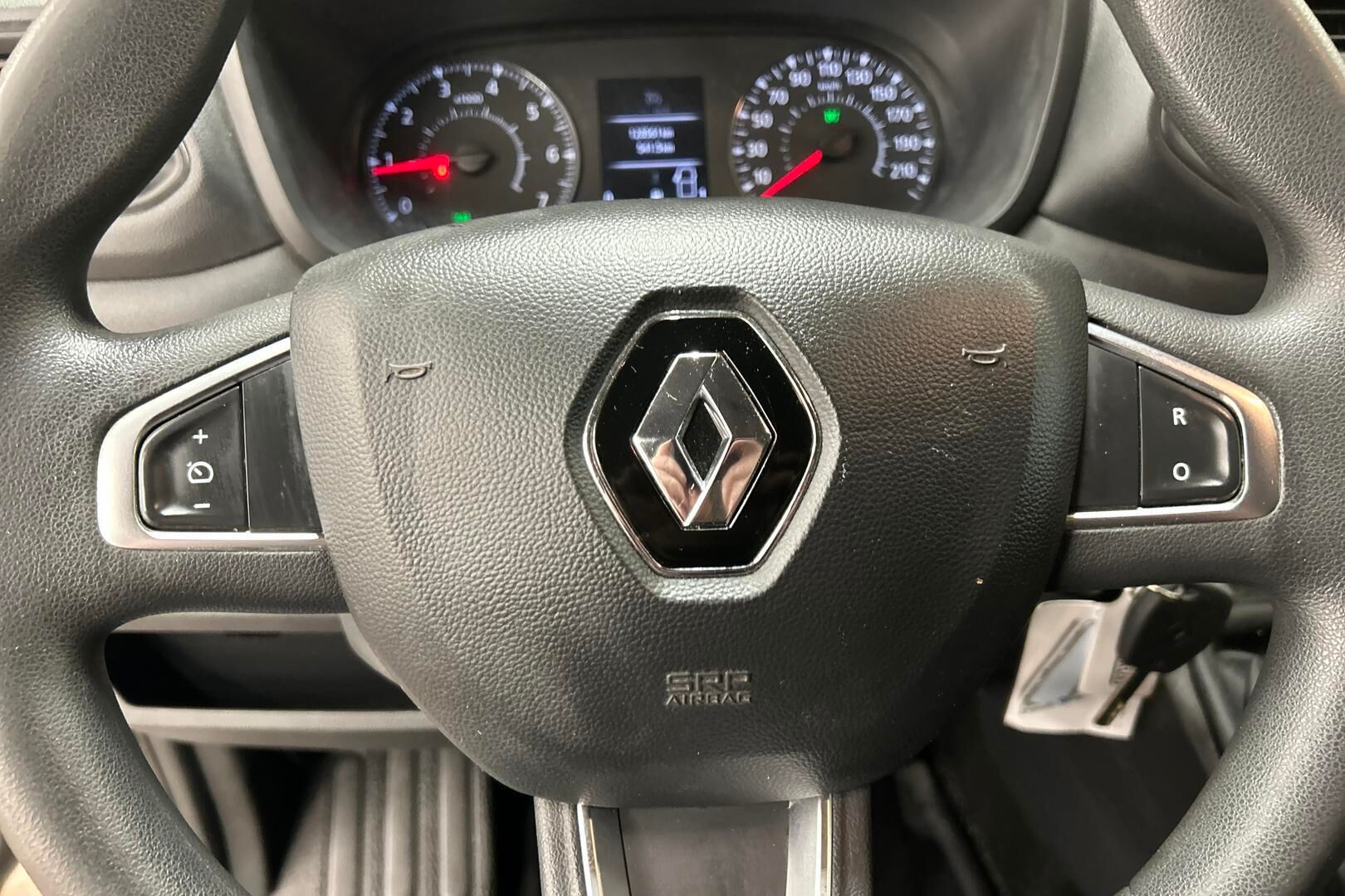 Renault Master iso kuva 16