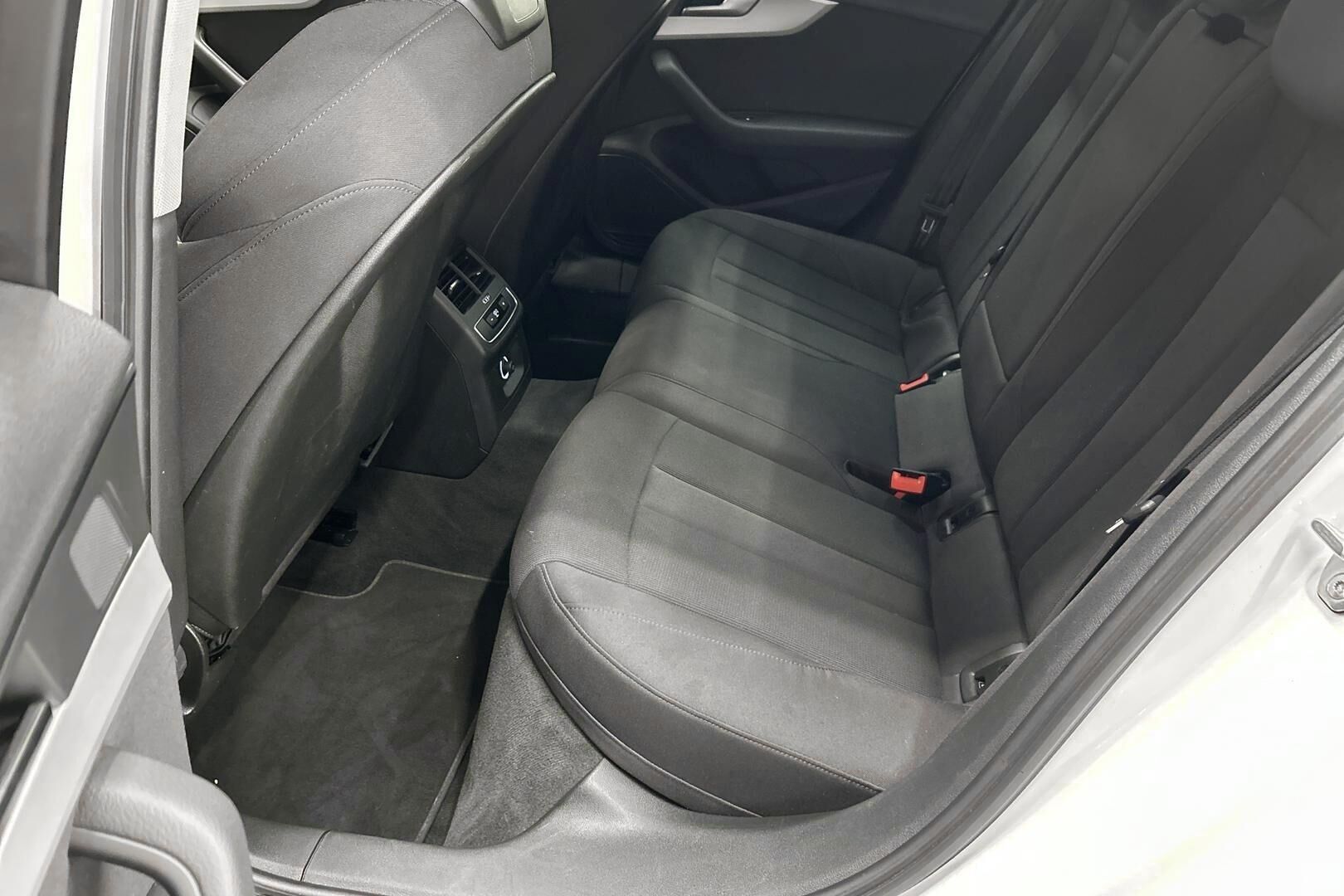 Audi A4 iso kuva 8