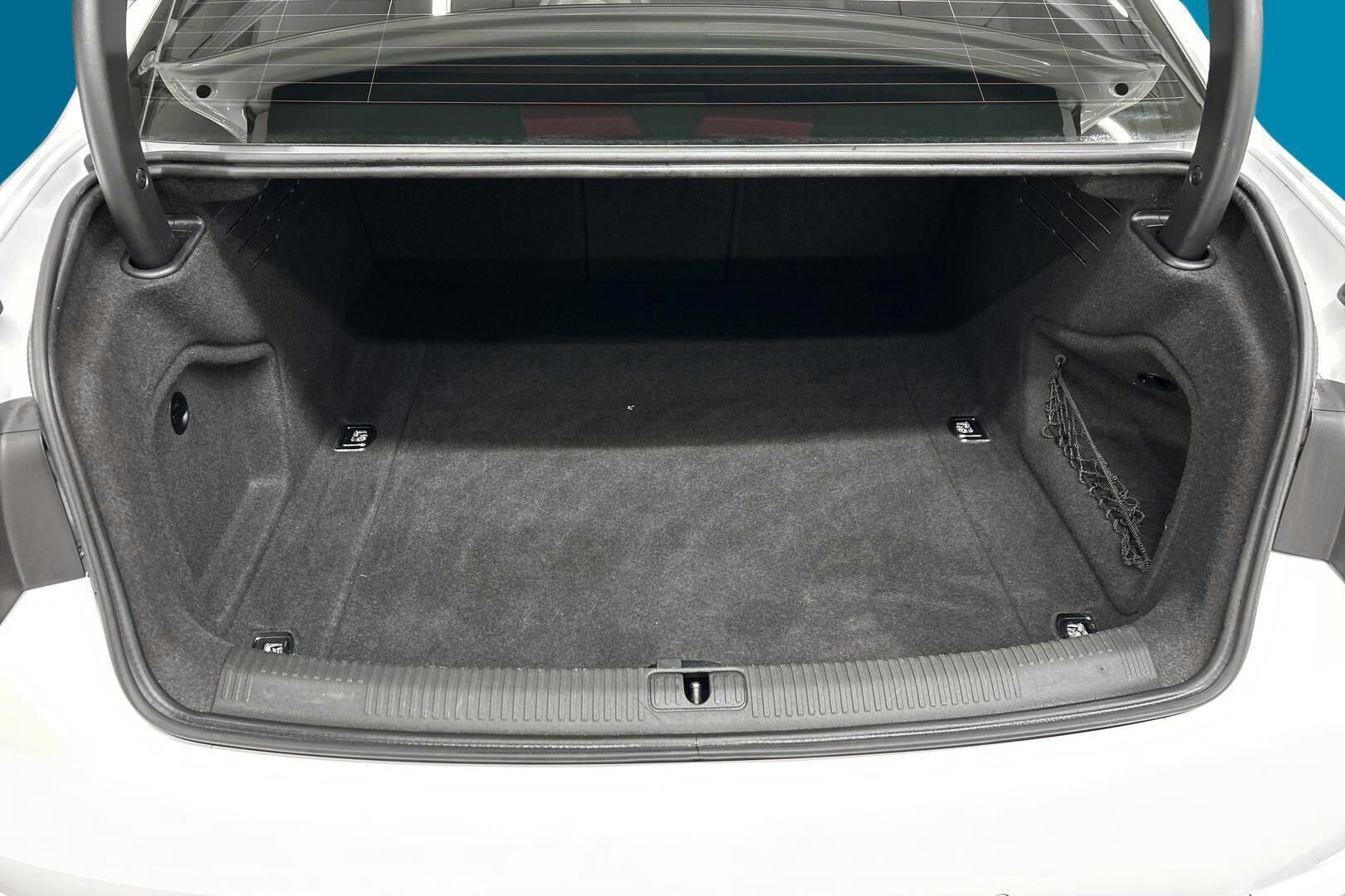 Audi A4 iso kuva 10