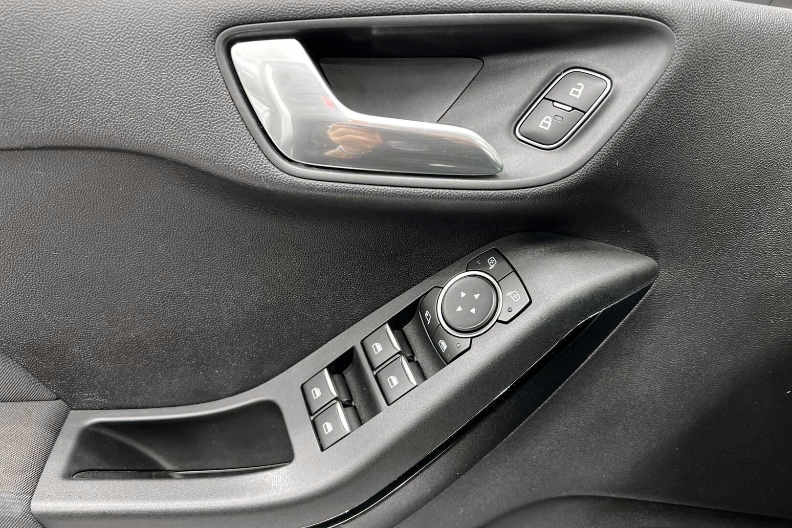 Ford Fiesta iso kuva 23