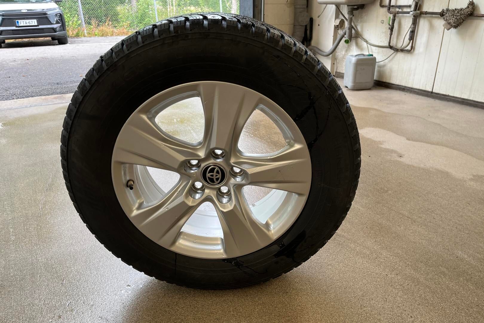 Toyota RAV4 iso kuva 13