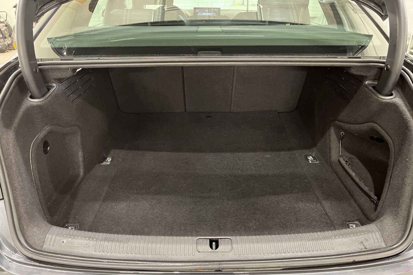Audi A4 iso kuva 9
