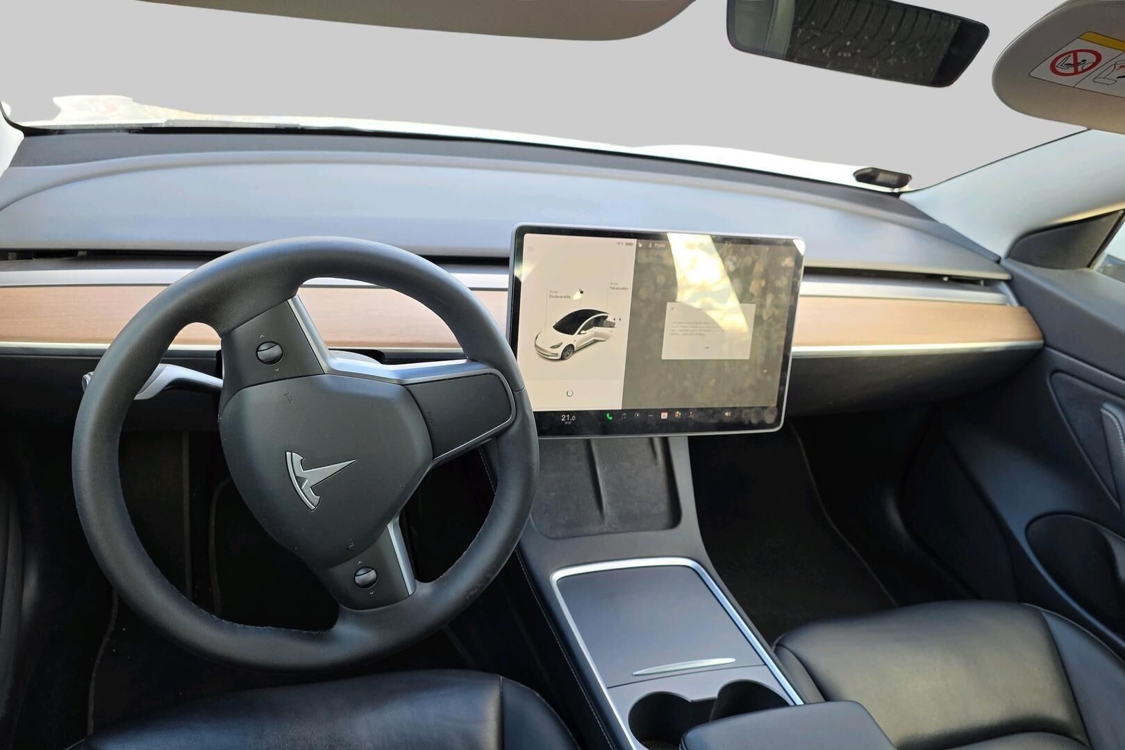 Tesla Model 3 iso kuva 2