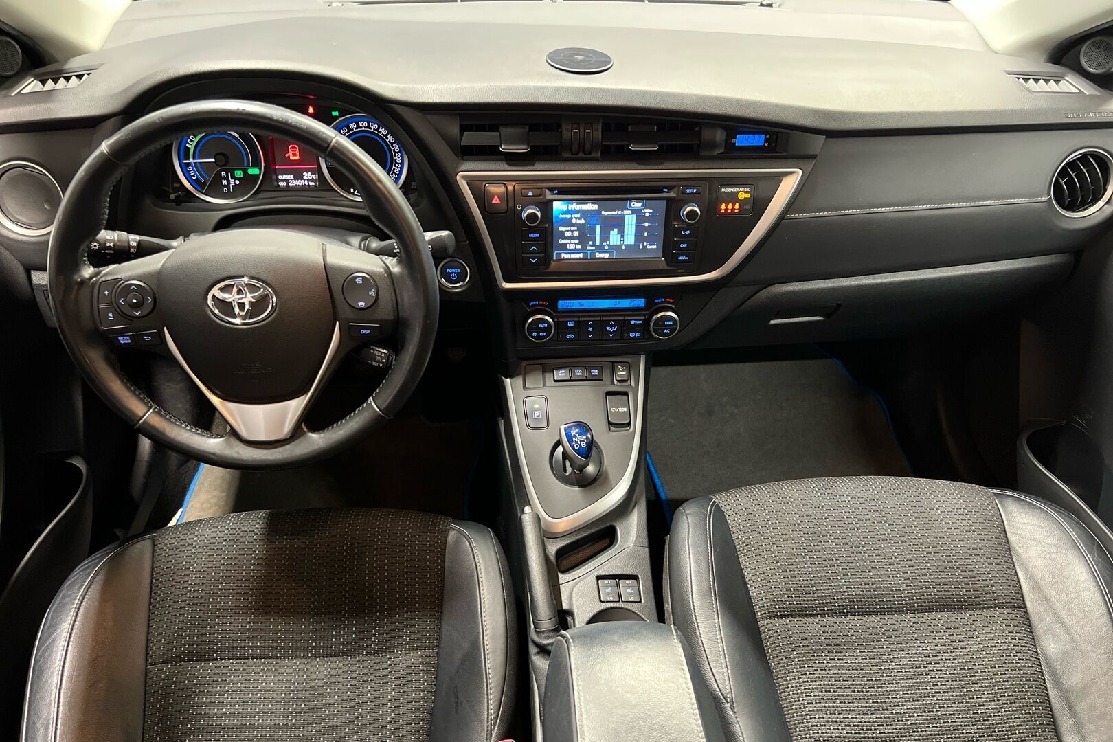 Toyota Auris iso kuva 11