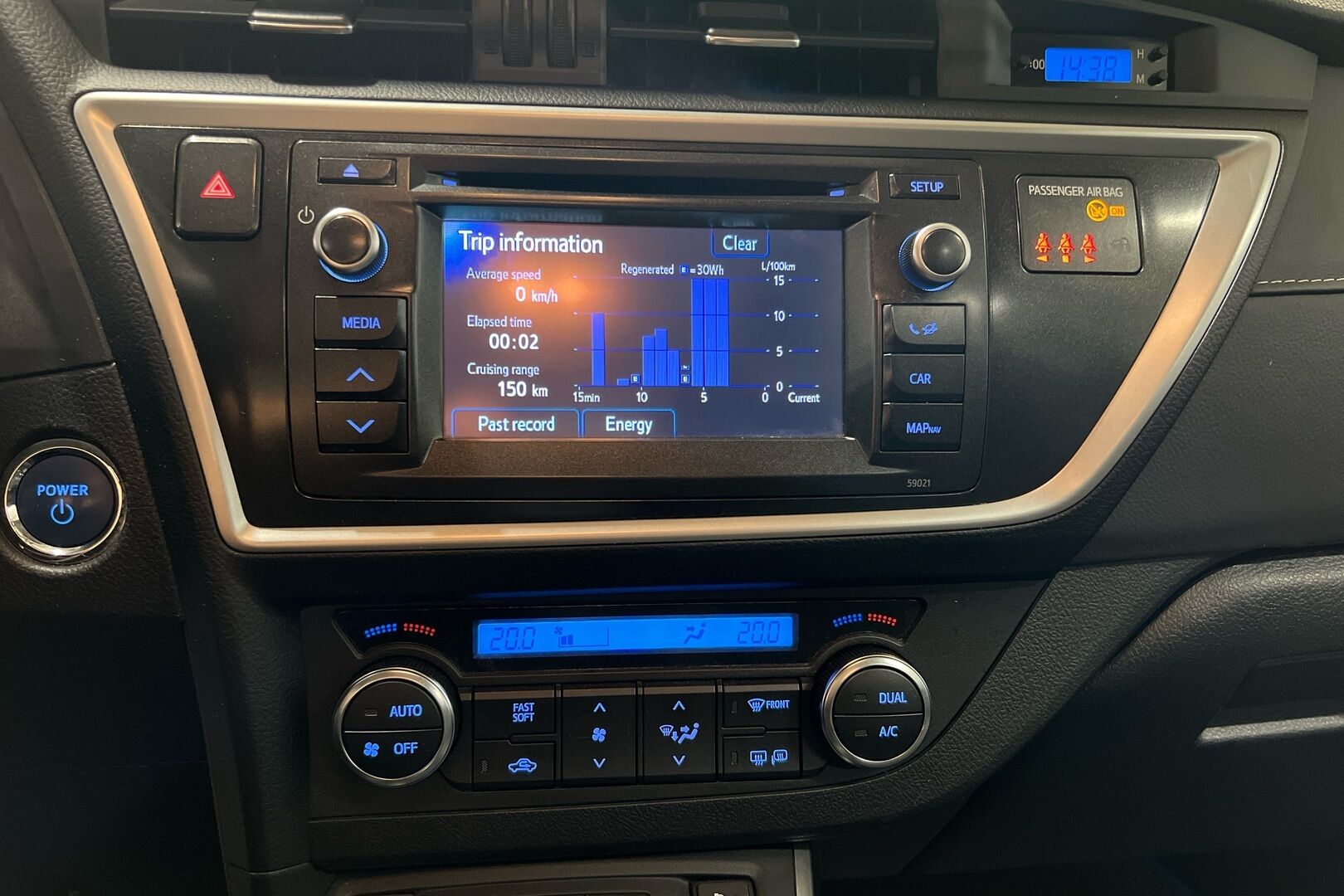 Toyota Auris iso kuva 13