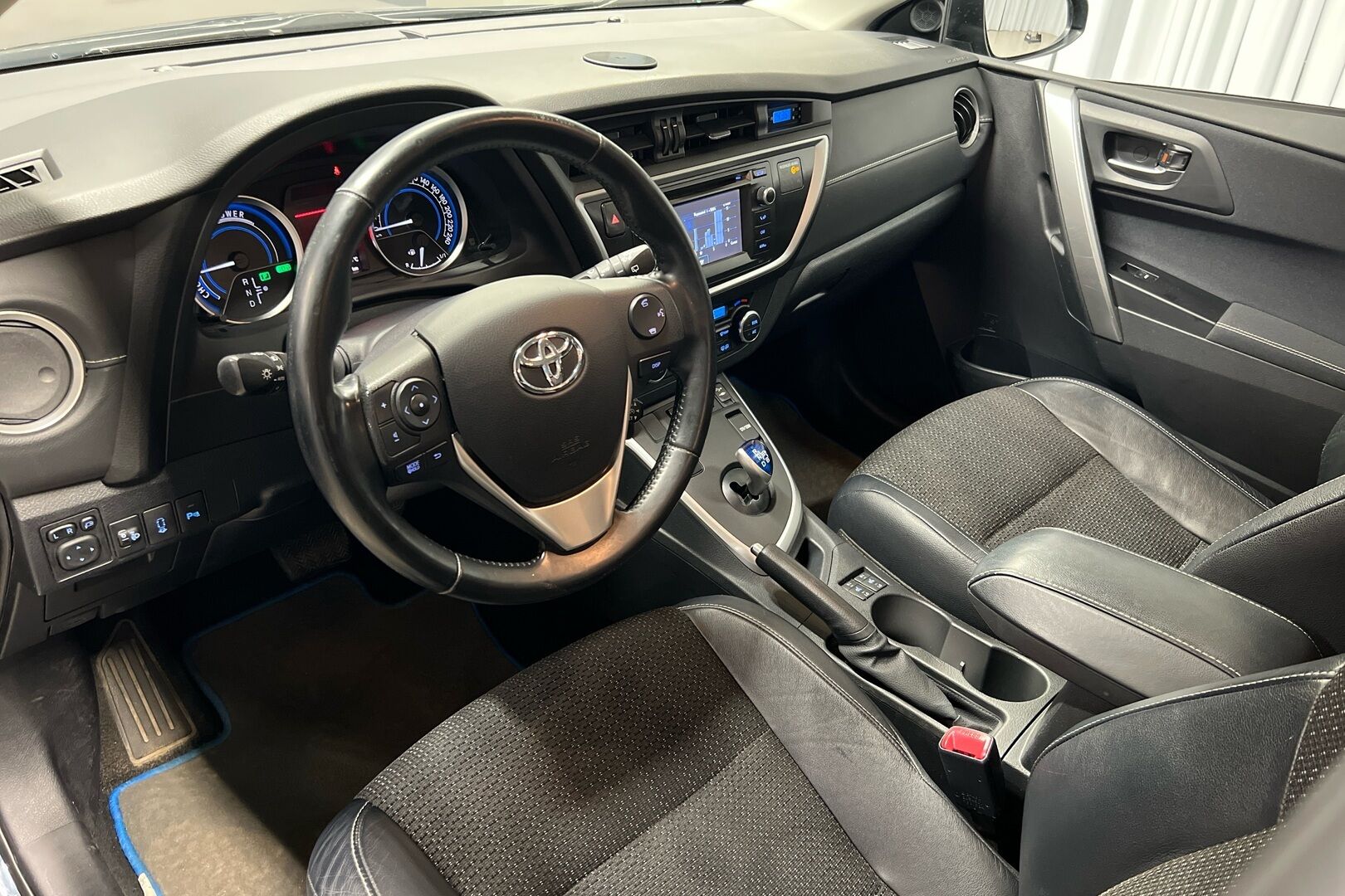 Toyota Auris iso kuva 7