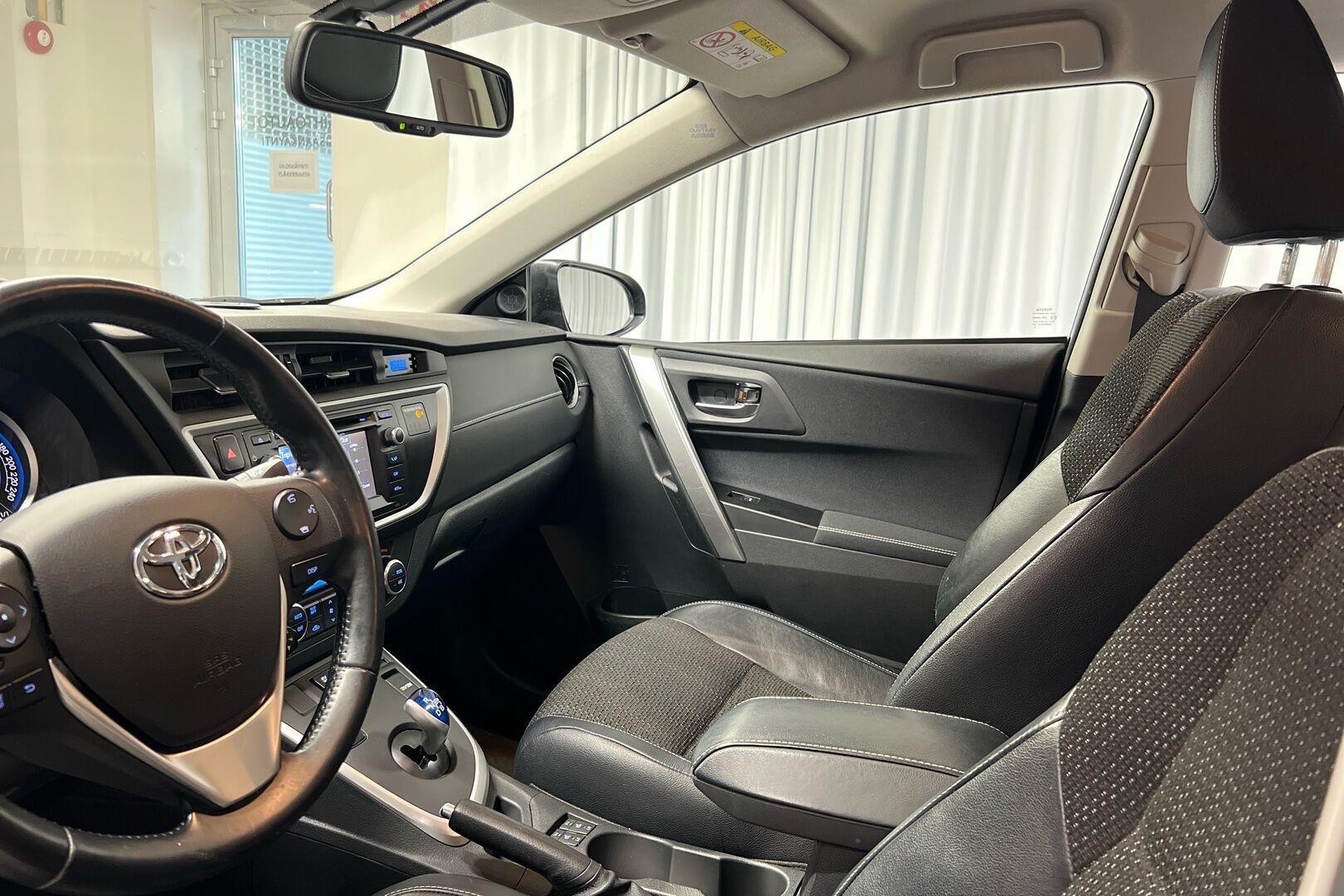 Toyota Auris iso kuva 8