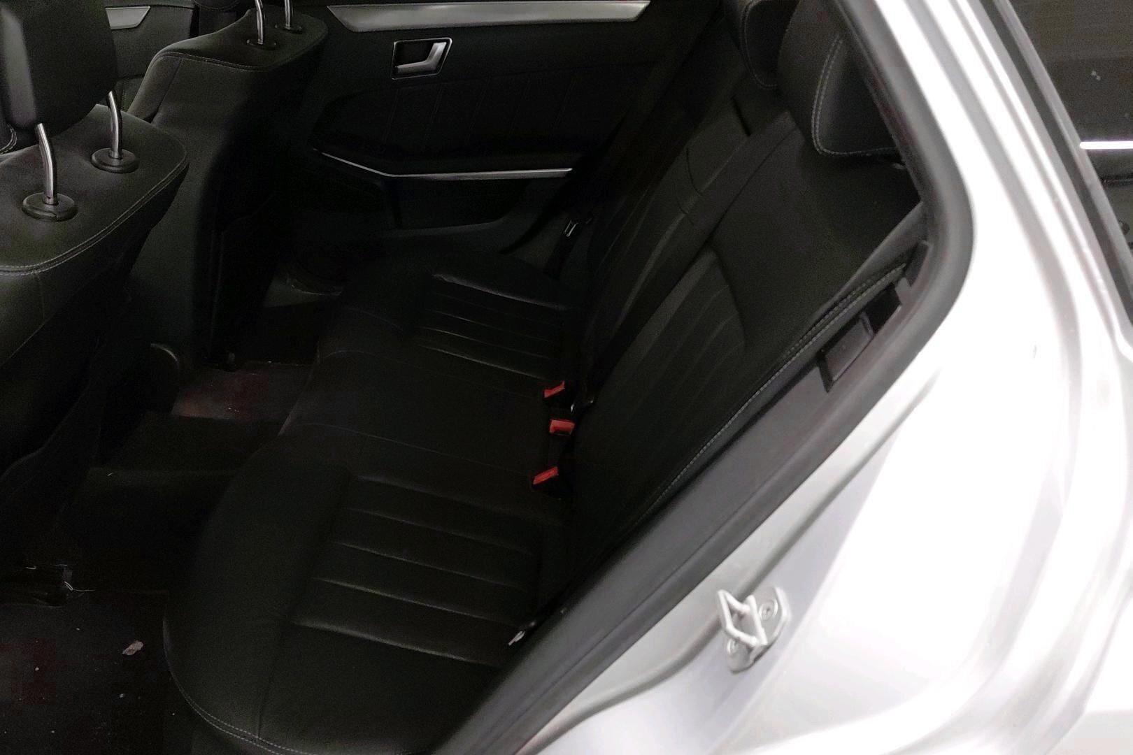 Mercedes-Benz E iso kuva 51