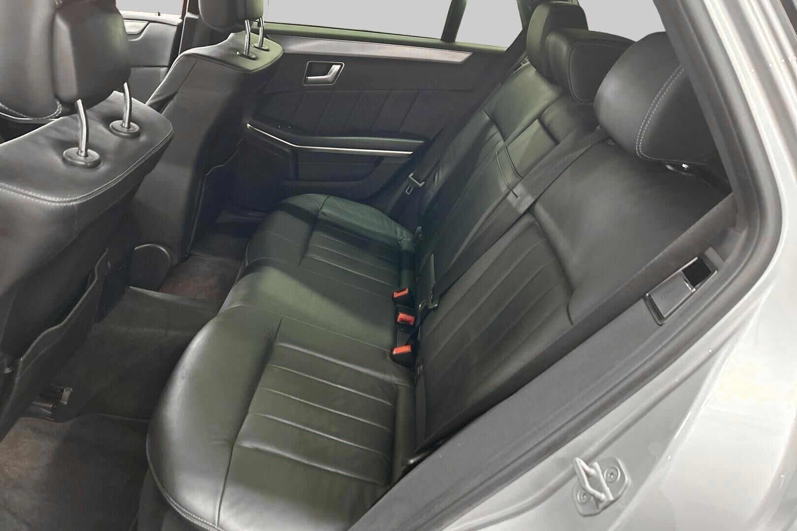 Mercedes-Benz E iso kuva 9
