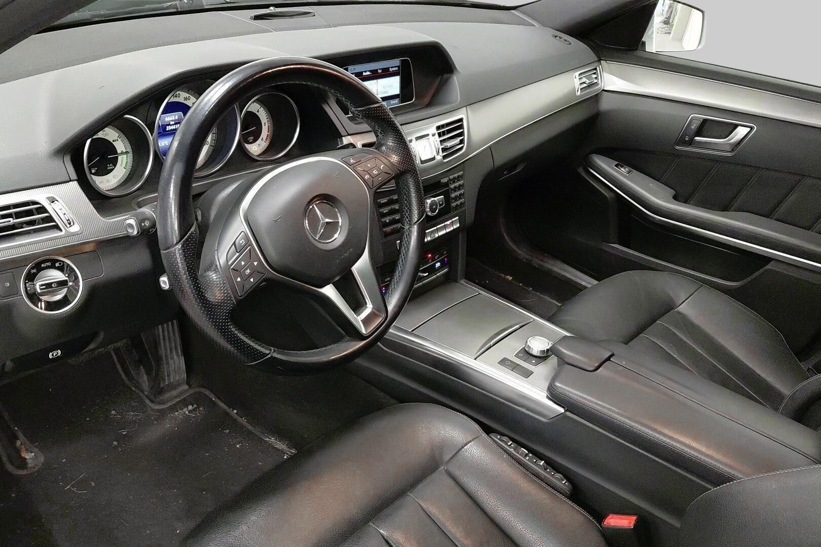 Mercedes-Benz E iso kuva 9