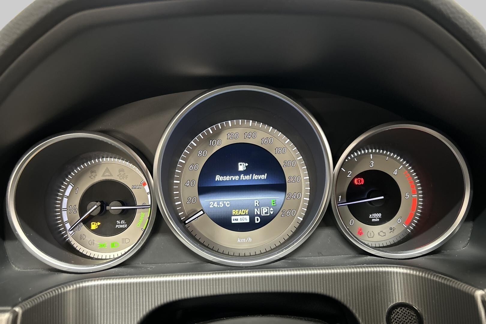 Mercedes-Benz E iso kuva 14