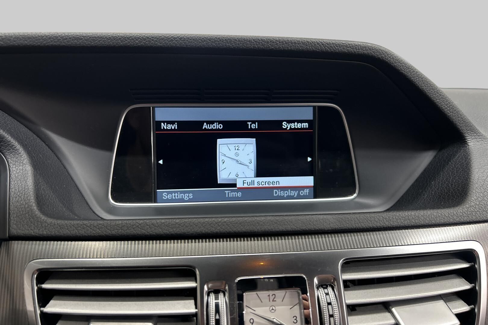 Mercedes-Benz E iso kuva 15