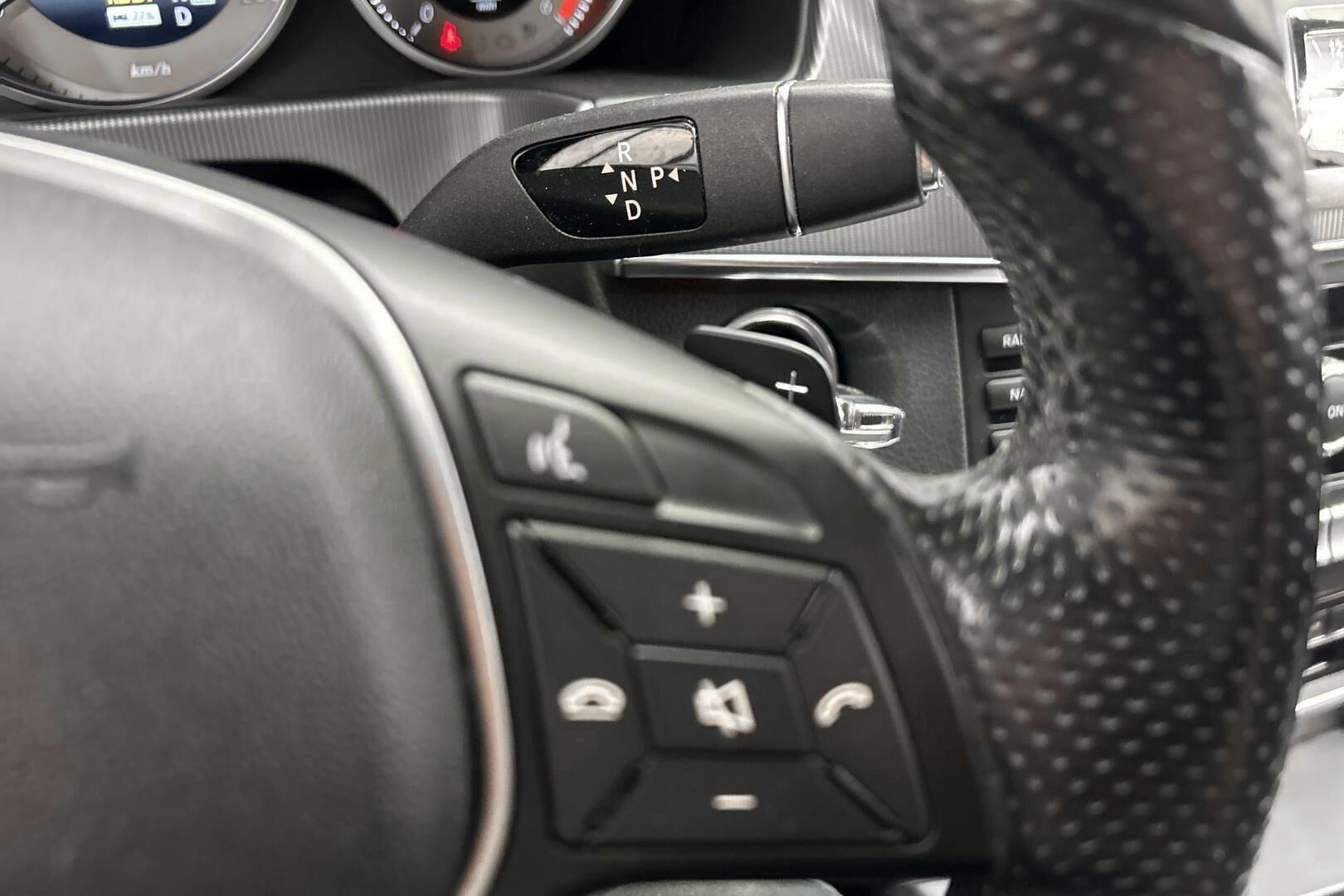Mercedes-Benz E iso kuva 17