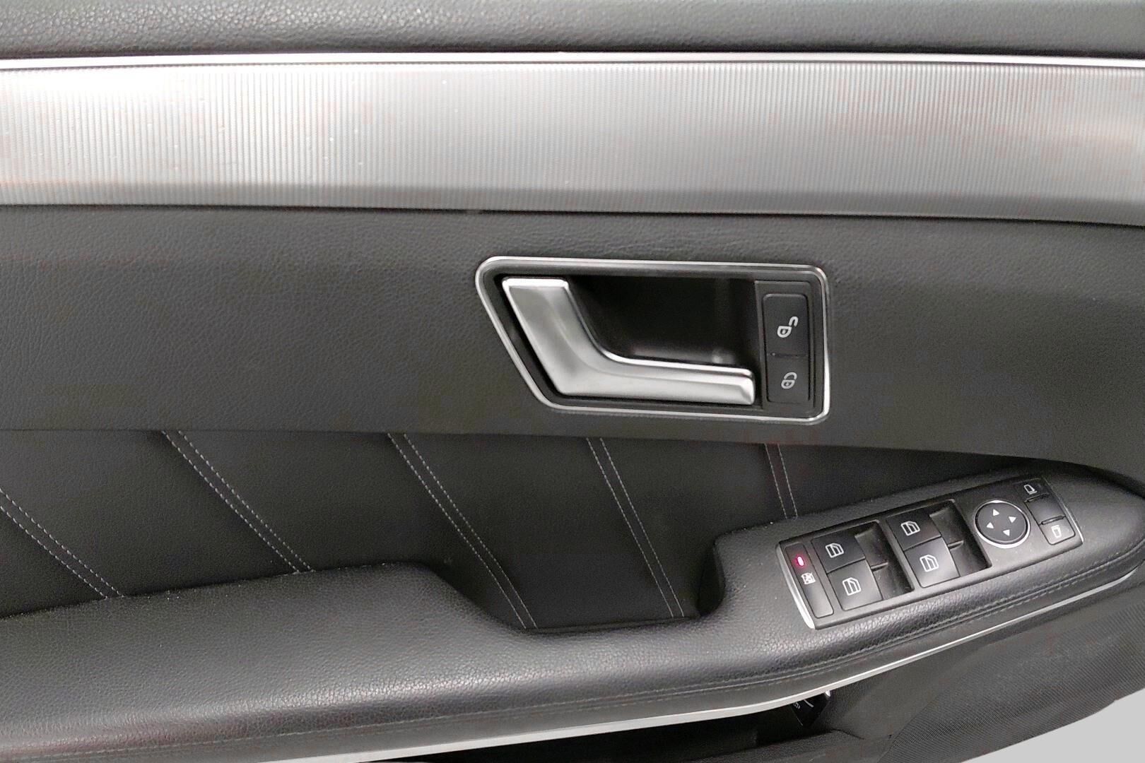 Mercedes-Benz E iso kuva 16