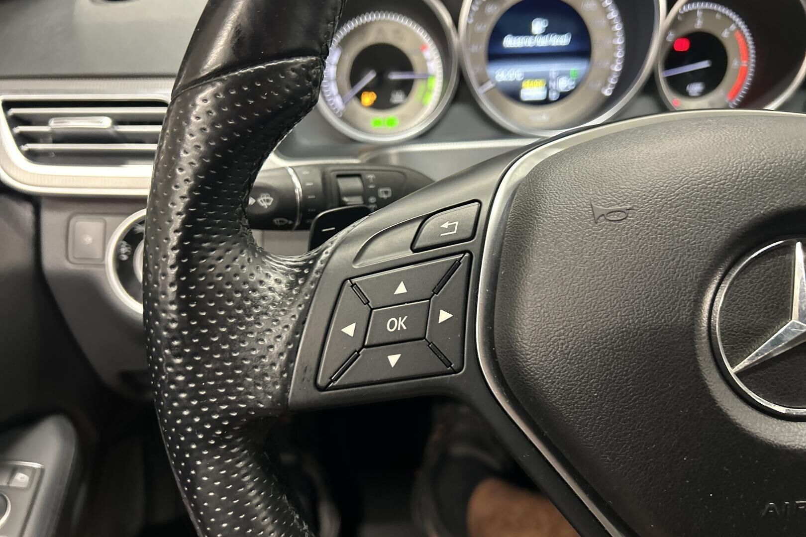 Mercedes-Benz E iso kuva 19