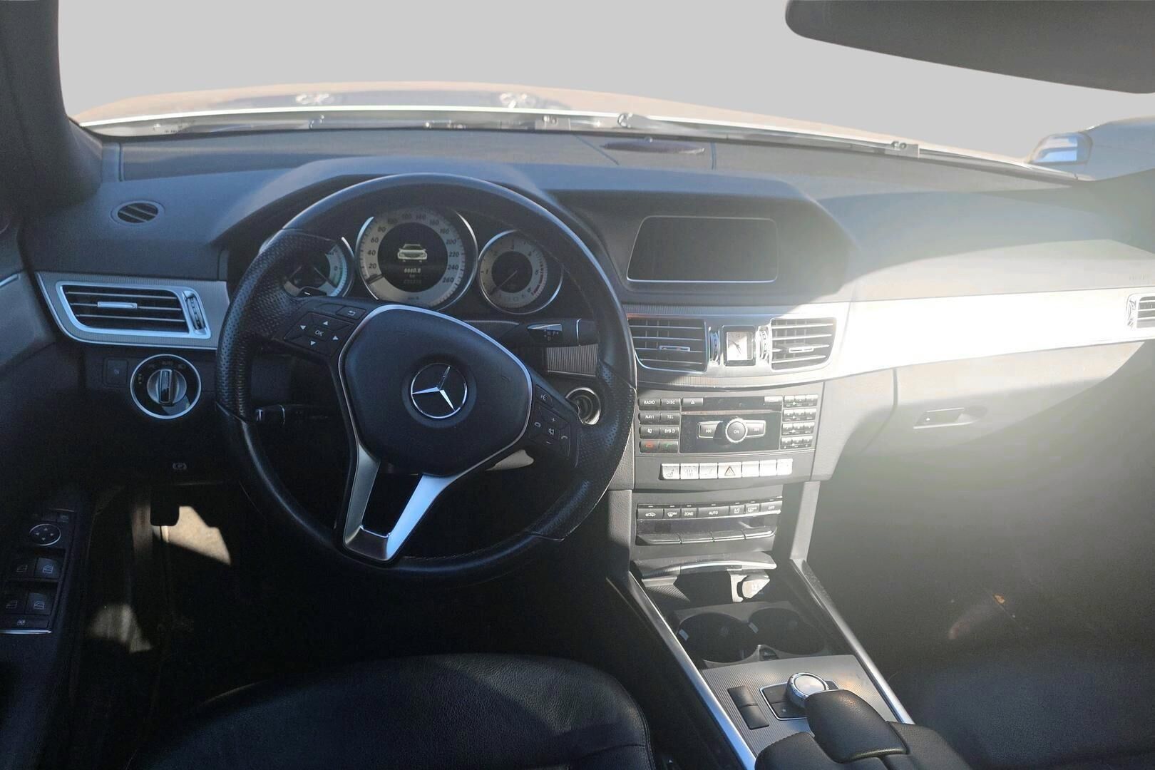 Mercedes-Benz E iso kuva 2