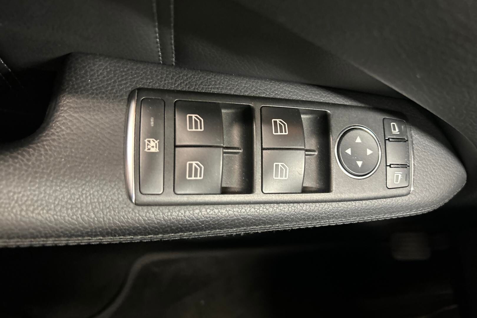Mercedes-Benz E iso kuva 23