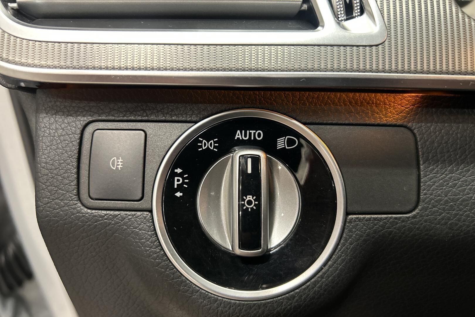 Mercedes-Benz E iso kuva 20