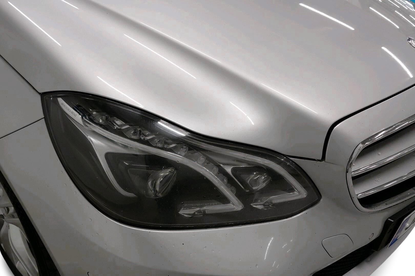 Mercedes-Benz E iso kuva 24