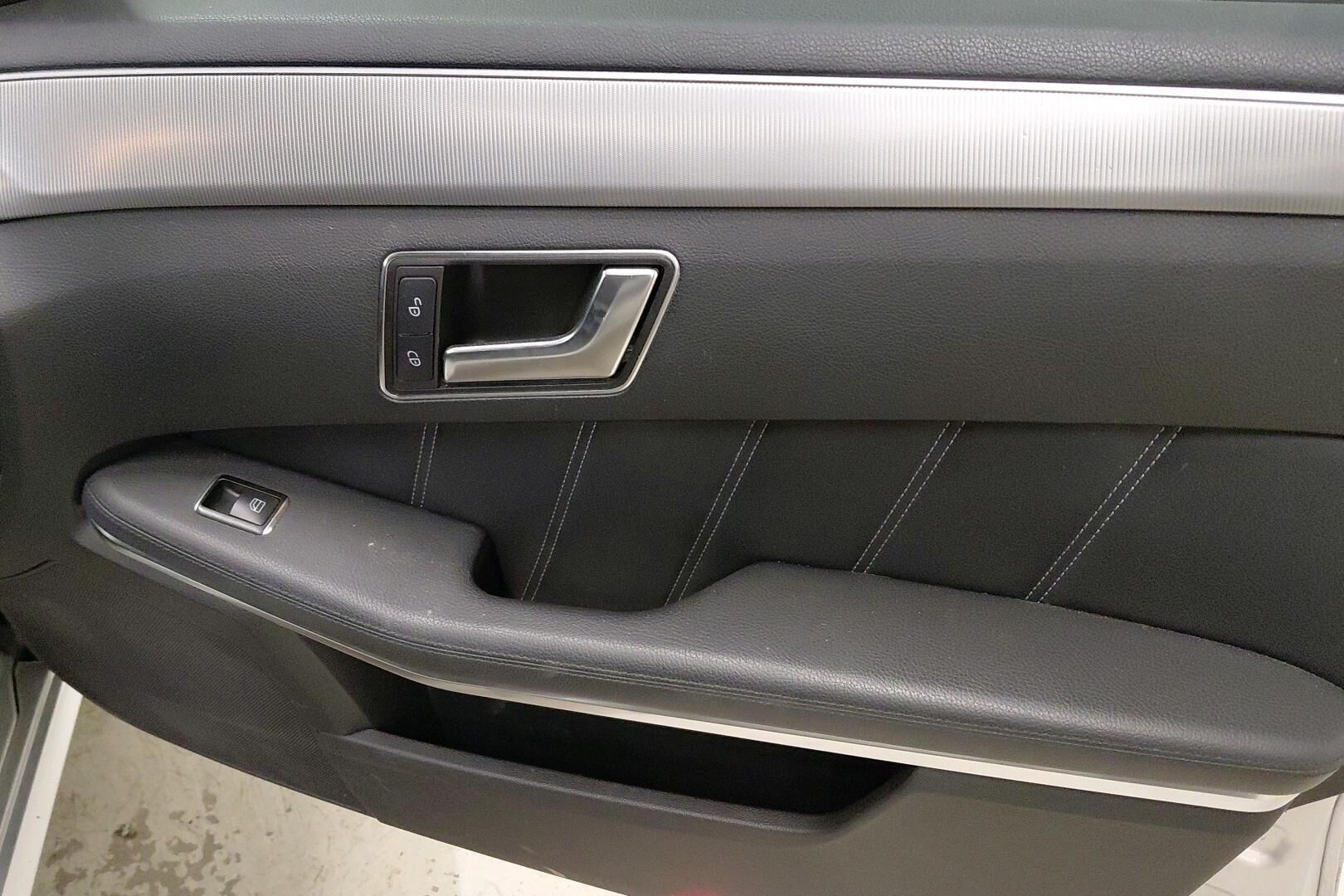 Mercedes-Benz E iso kuva 28