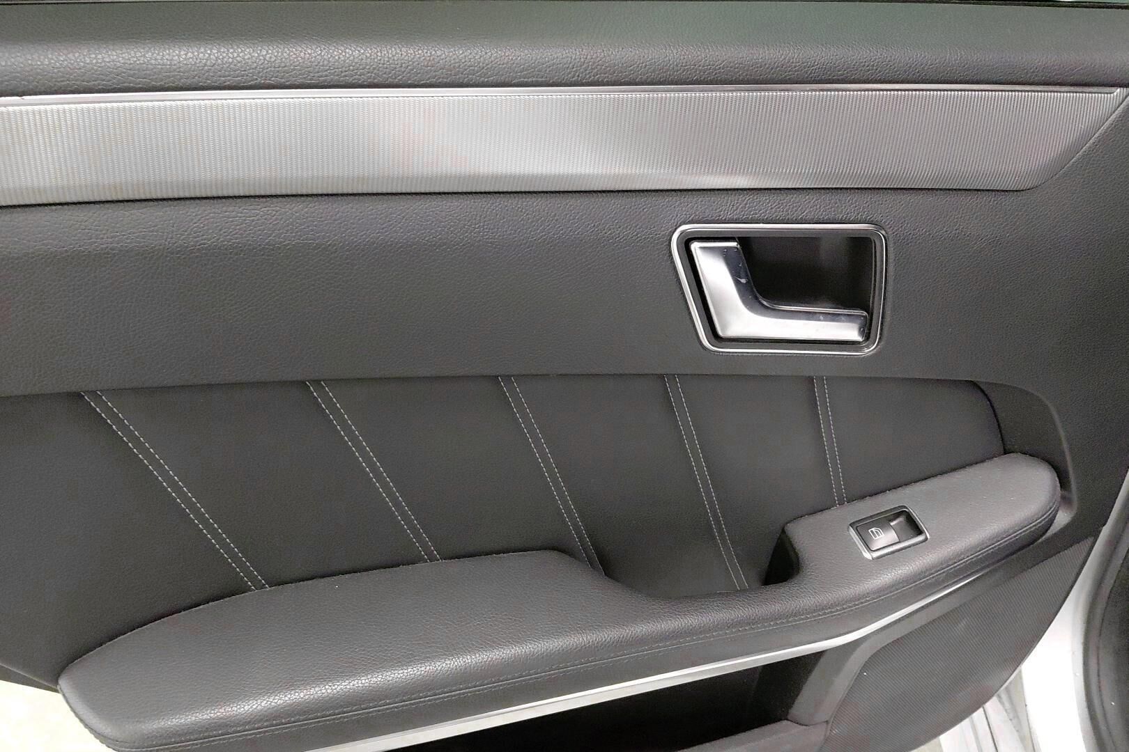 Mercedes-Benz E iso kuva 32