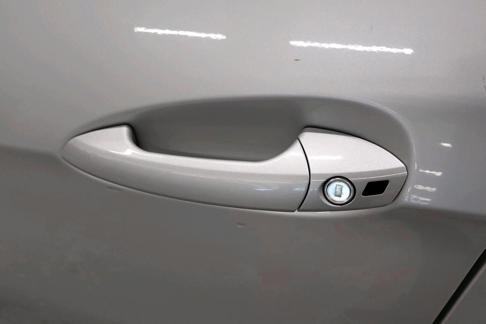 Mercedes-Benz E iso kuva 33