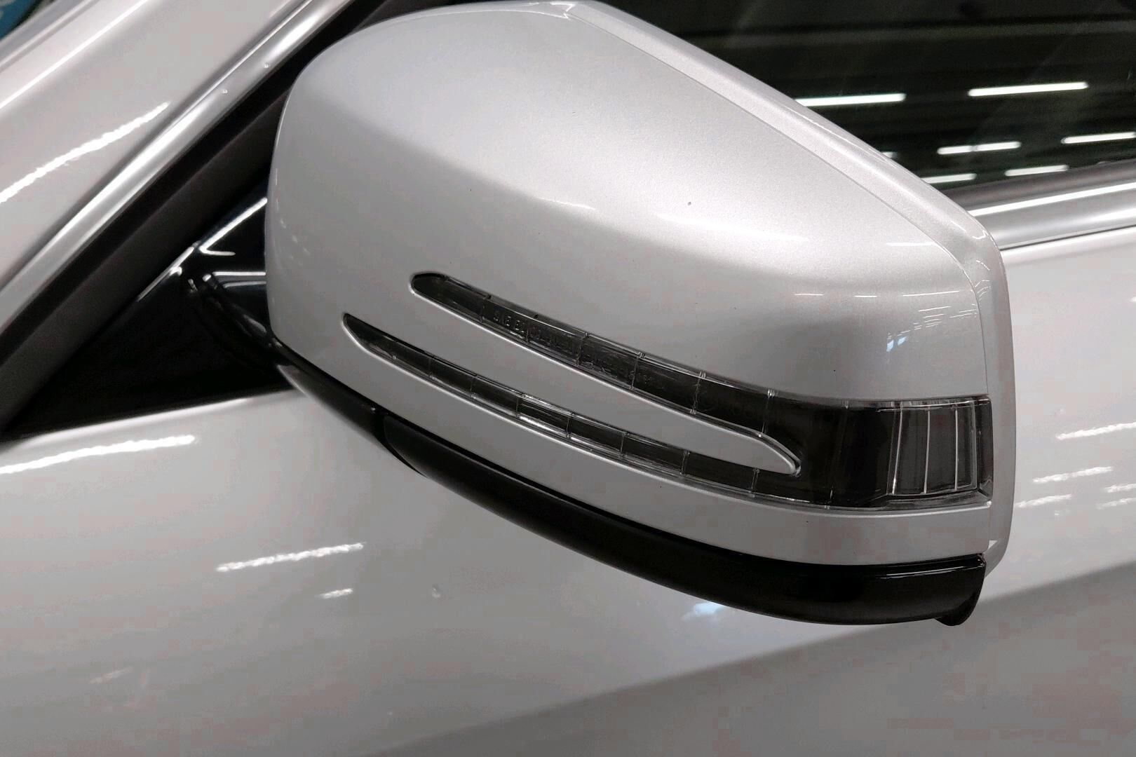 Mercedes-Benz E iso kuva 34
