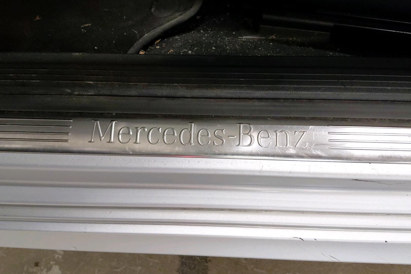 Mercedes-Benz E iso kuva 37